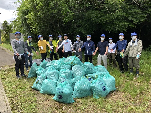 瑞浪工場前の道路の草刈りを実施しました