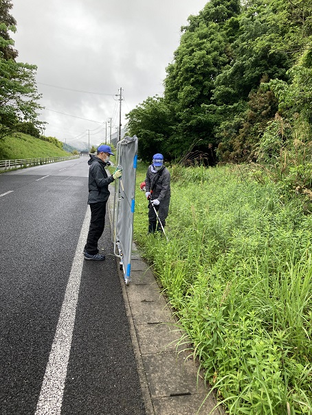 瑞浪工場前の道路の草刈りを実施しました